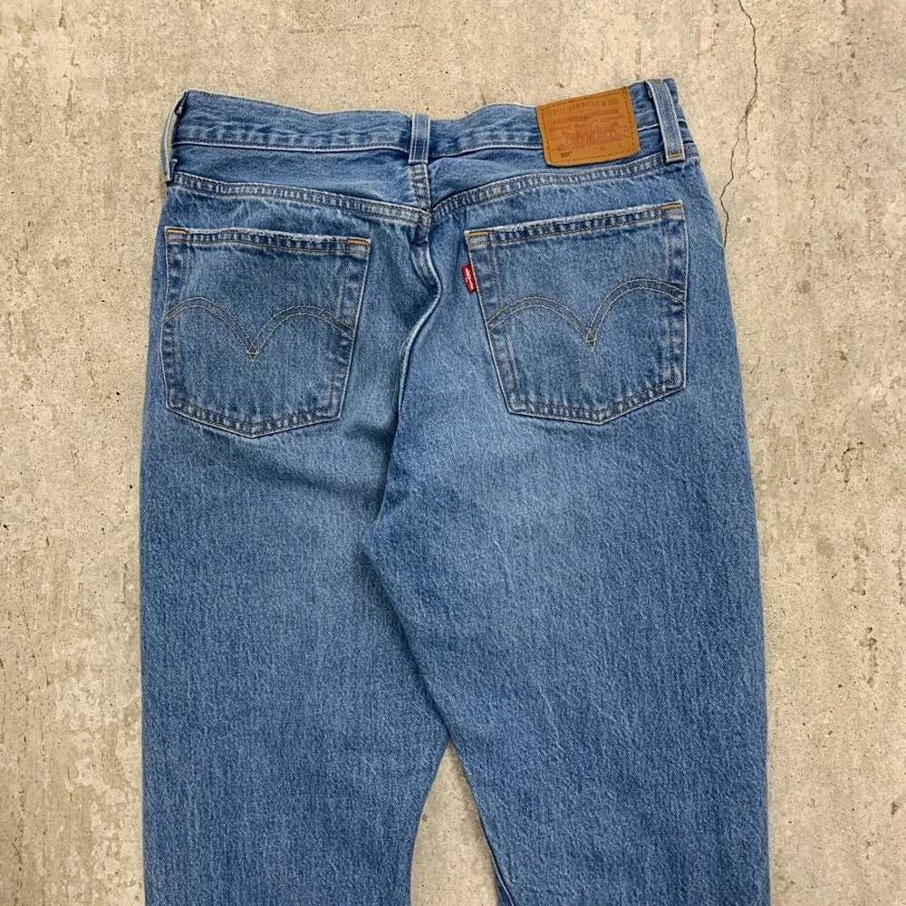 Levis Jeans 28x28 Blue Pants 501 Button Fly Straight Distressed Denim Tag 28x30‎